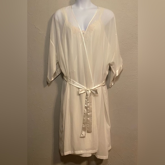 🤍Elegant Ivory Satin Peignoir Set - Robe and Gown - Picture 2 of 11